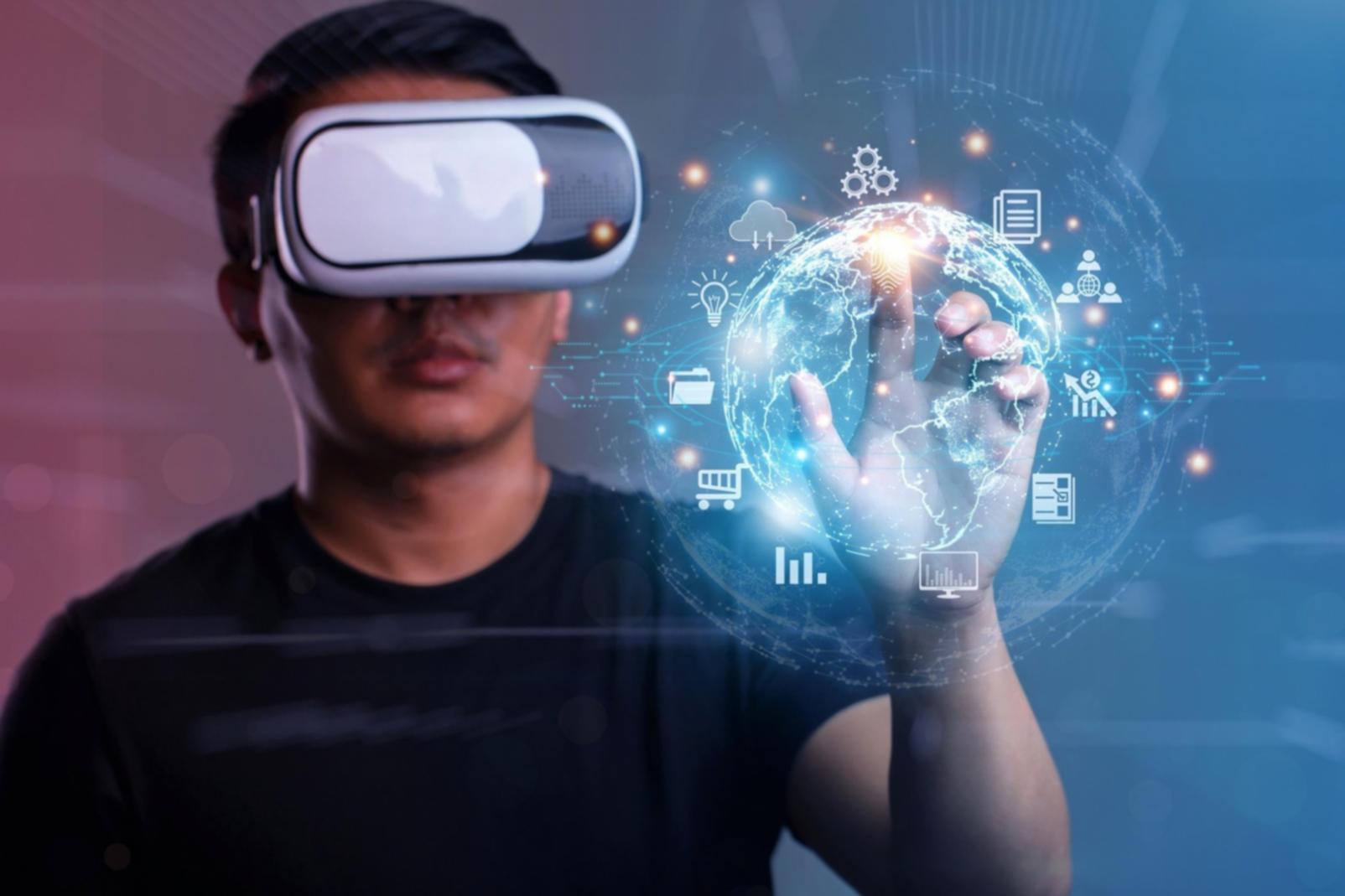 Estudiante trabajando en entorno de desarrollo de realidad virtual con múltiples pantallas mostrando código y vistas 3D